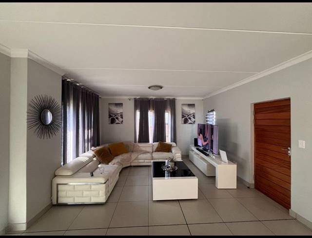 3 BEDROOM HOUSE FOR SALE IN THATCHFIELD
